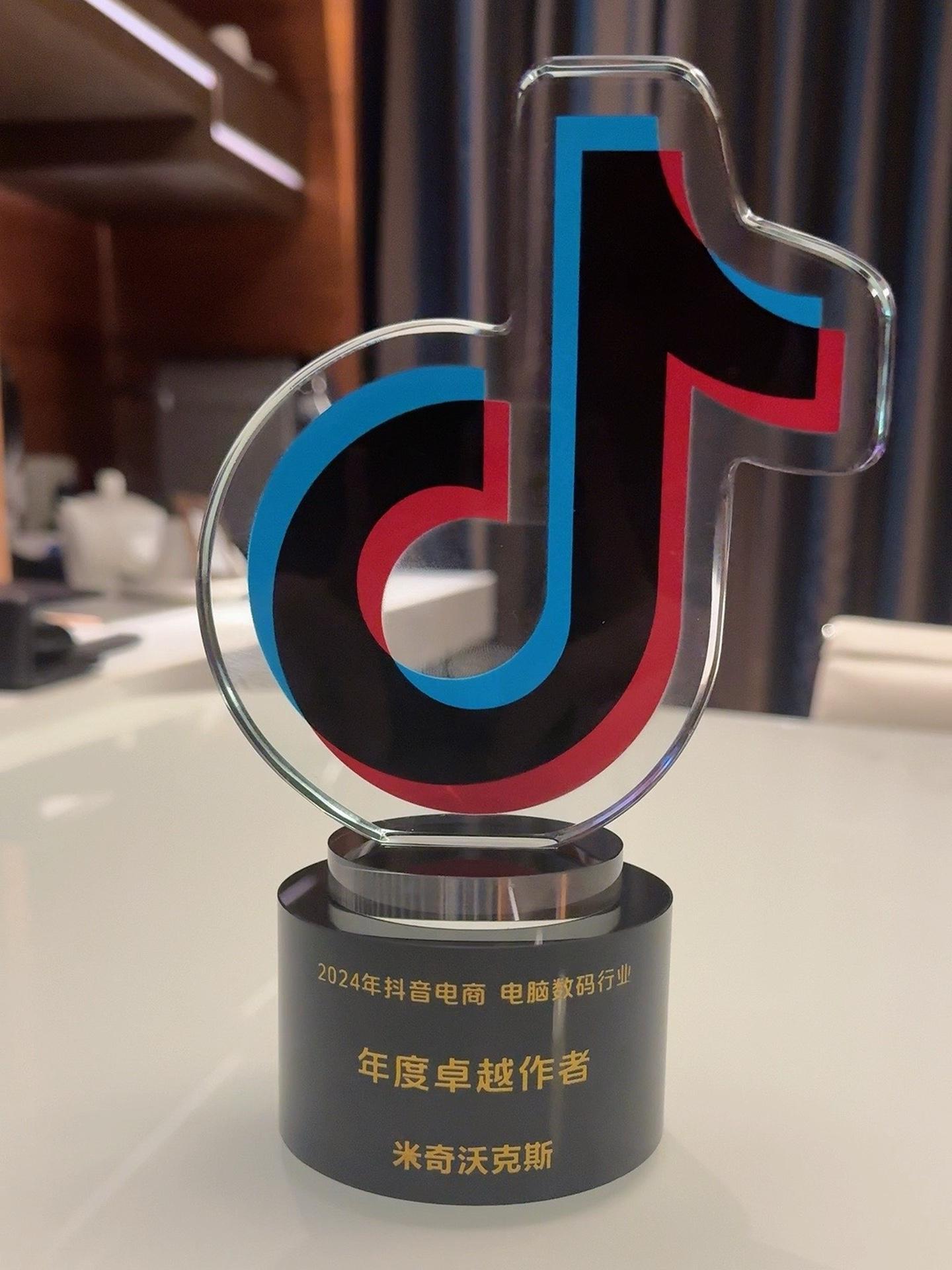 爱游戏体育链接-与奖杯擦肩而过，抗压秀发挥(跟奖杯一样的车子标志是什么车)