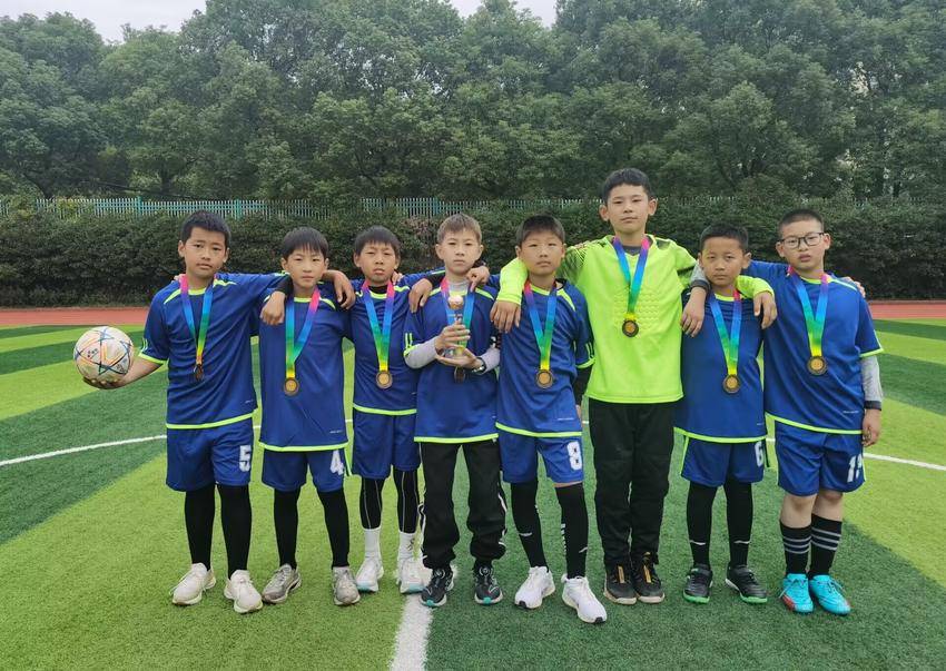 爱游戏体育直播-足球男子争夺季军，赛况激烈複杂(足球男子争夺季军,赛况激烈复杂视频)