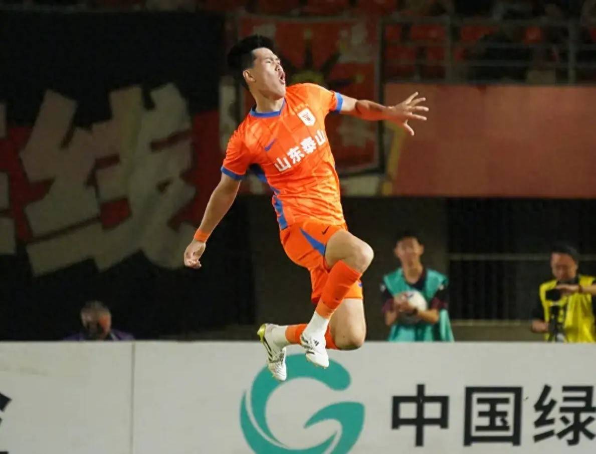 爱游戏官网-墨西哥飞翼破门建功，荣膺本轮最佳球员的简单介绍