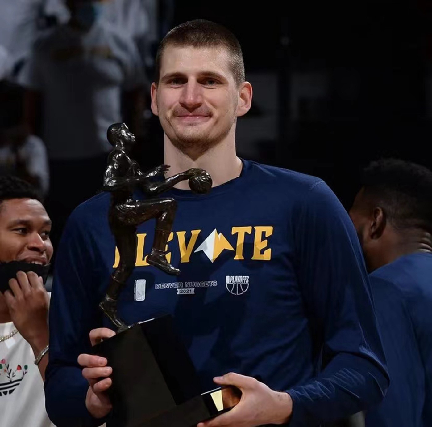 包含联盟年度MVP归属谁手，争议不断的词条