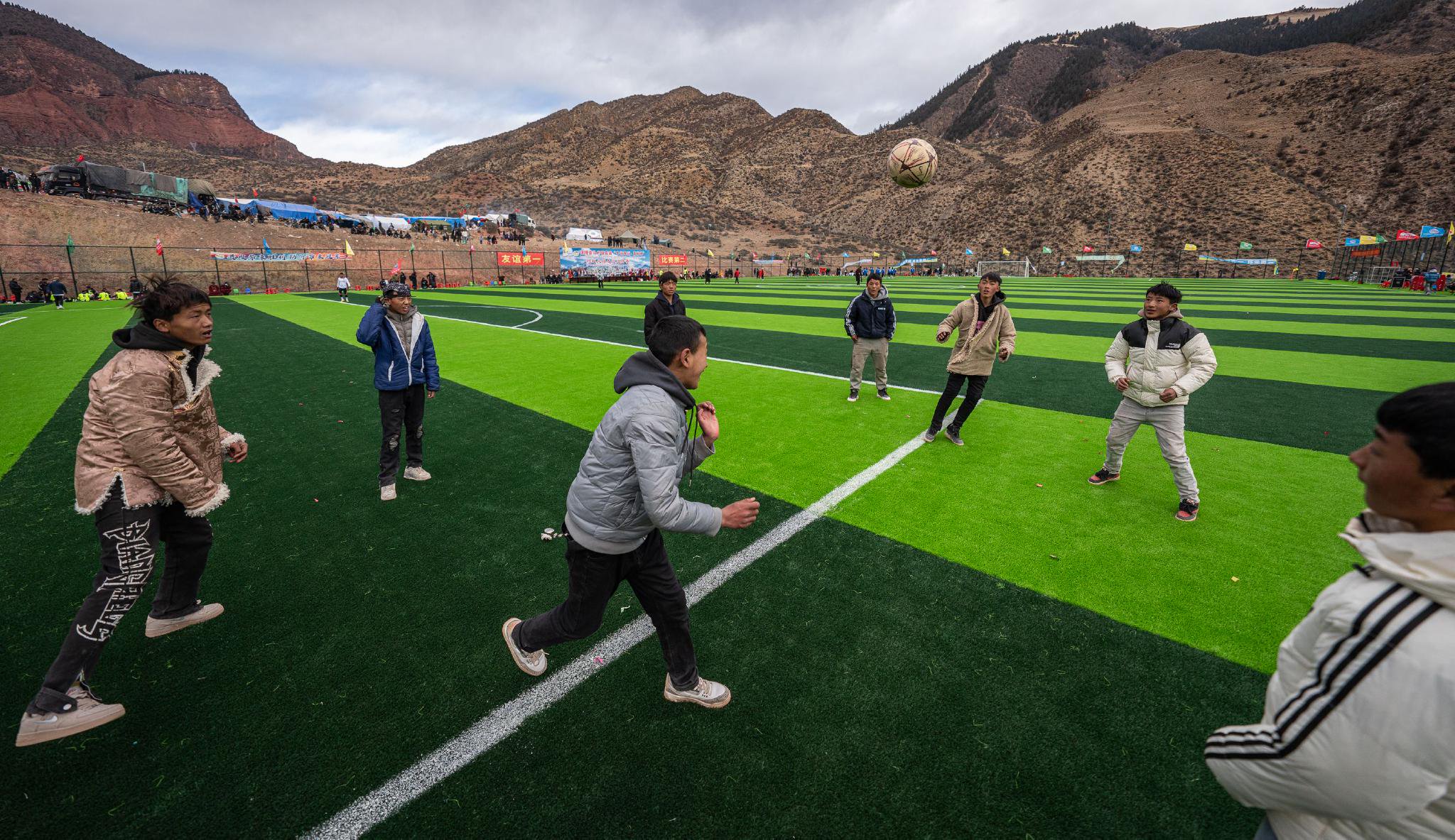 足球俱乐部球员们在休息间隙互动频繁 足球俱乐部球员们在休息间隙互动频繁