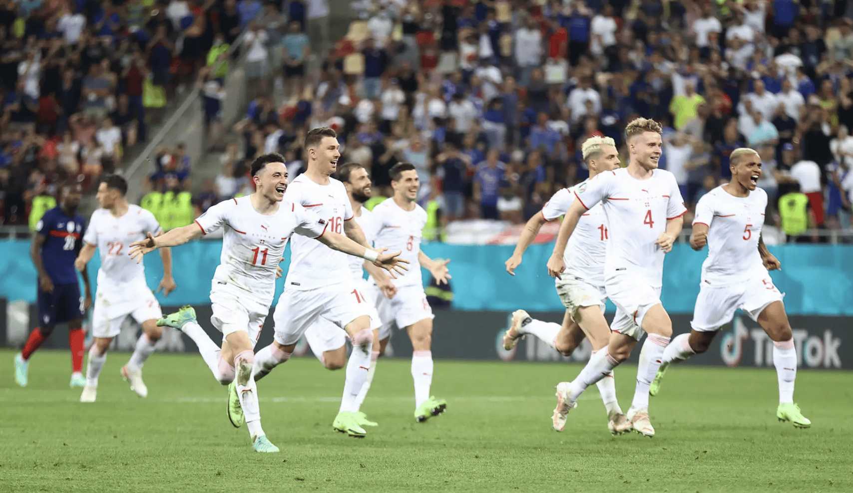 瑞士队在比赛场上展现出出色的防守表现 瑞士队在比赛场上展现出出色的防守表现