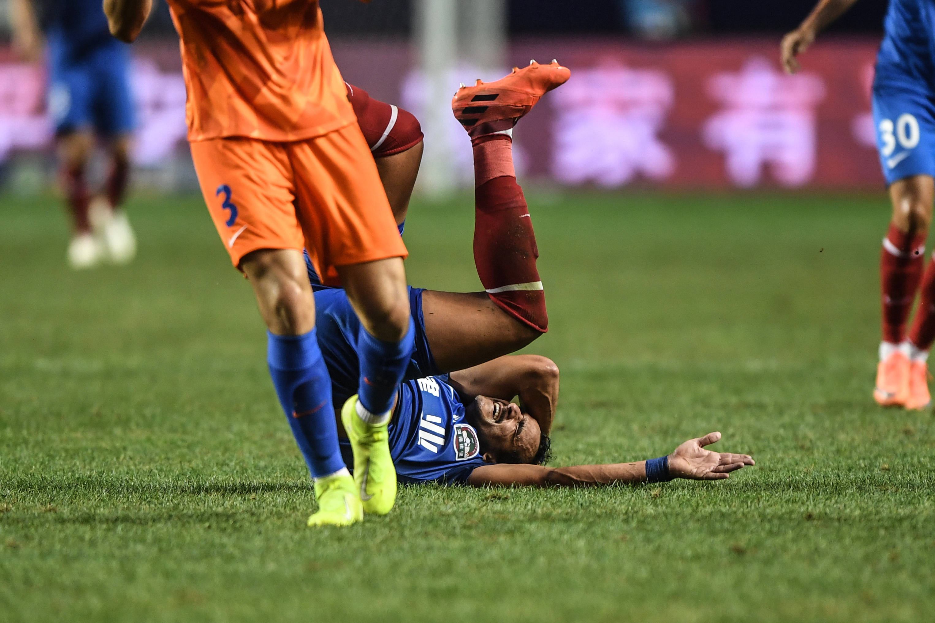 河南建业主场逼平山东鲁能,积分持平 河南建业主场逼平山东鲁能,积分持平