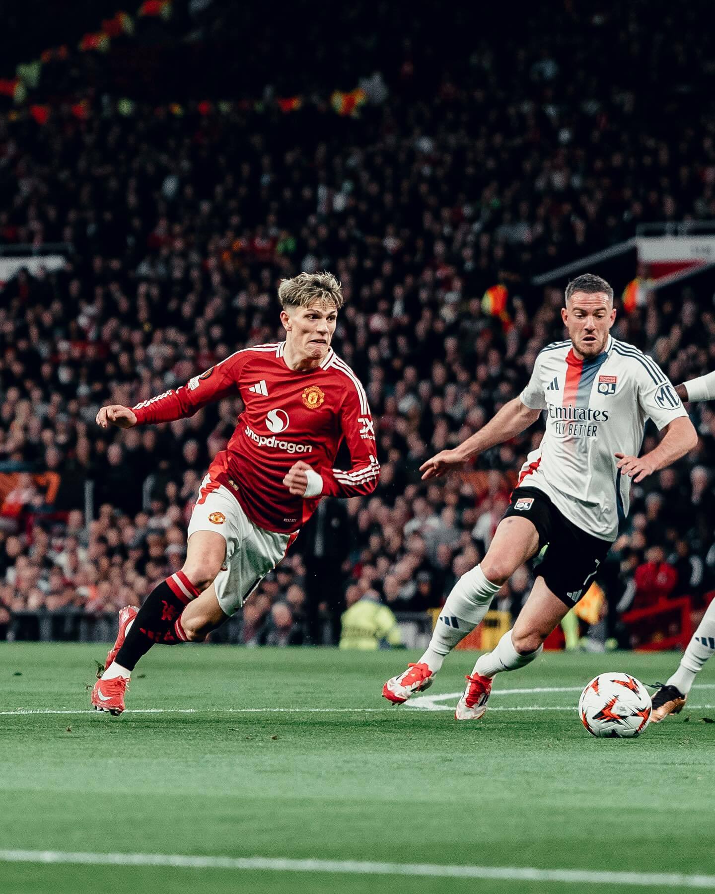 曼联客场取胜,提前锁定欧冠席位 曼联客场取胜,提前锁定欧冠席位