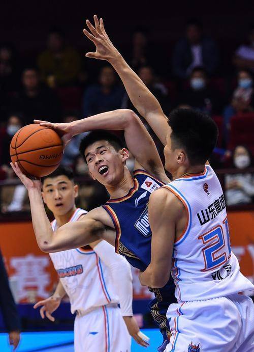 山东男篮绝杀战胜广州，闯入前列的简单介绍