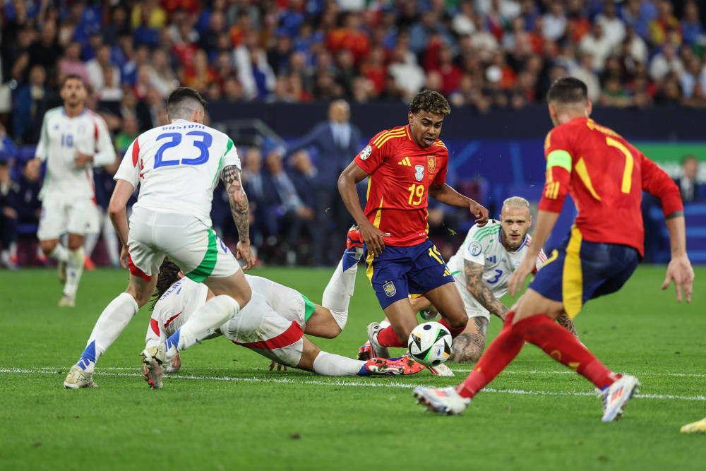 爱游戏官方入口-意大利队苦战平局，携手晋级国际足球半决赛