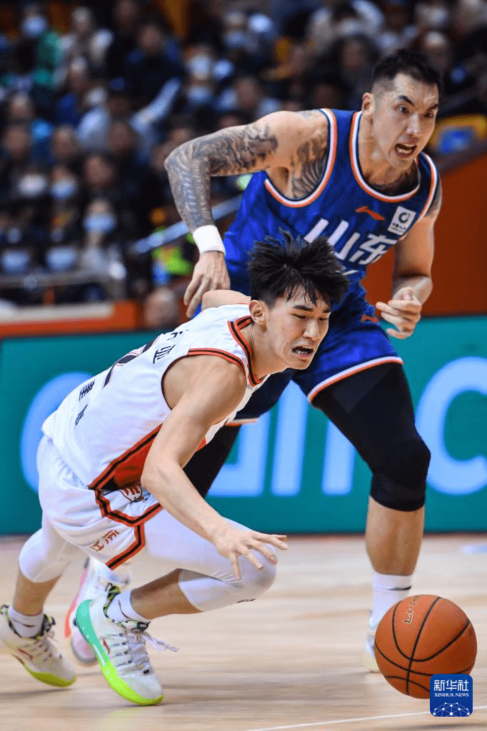 山东男篮再度击败广东队,继续保持不败 山东男篮再度击败广东队,继续保持不败