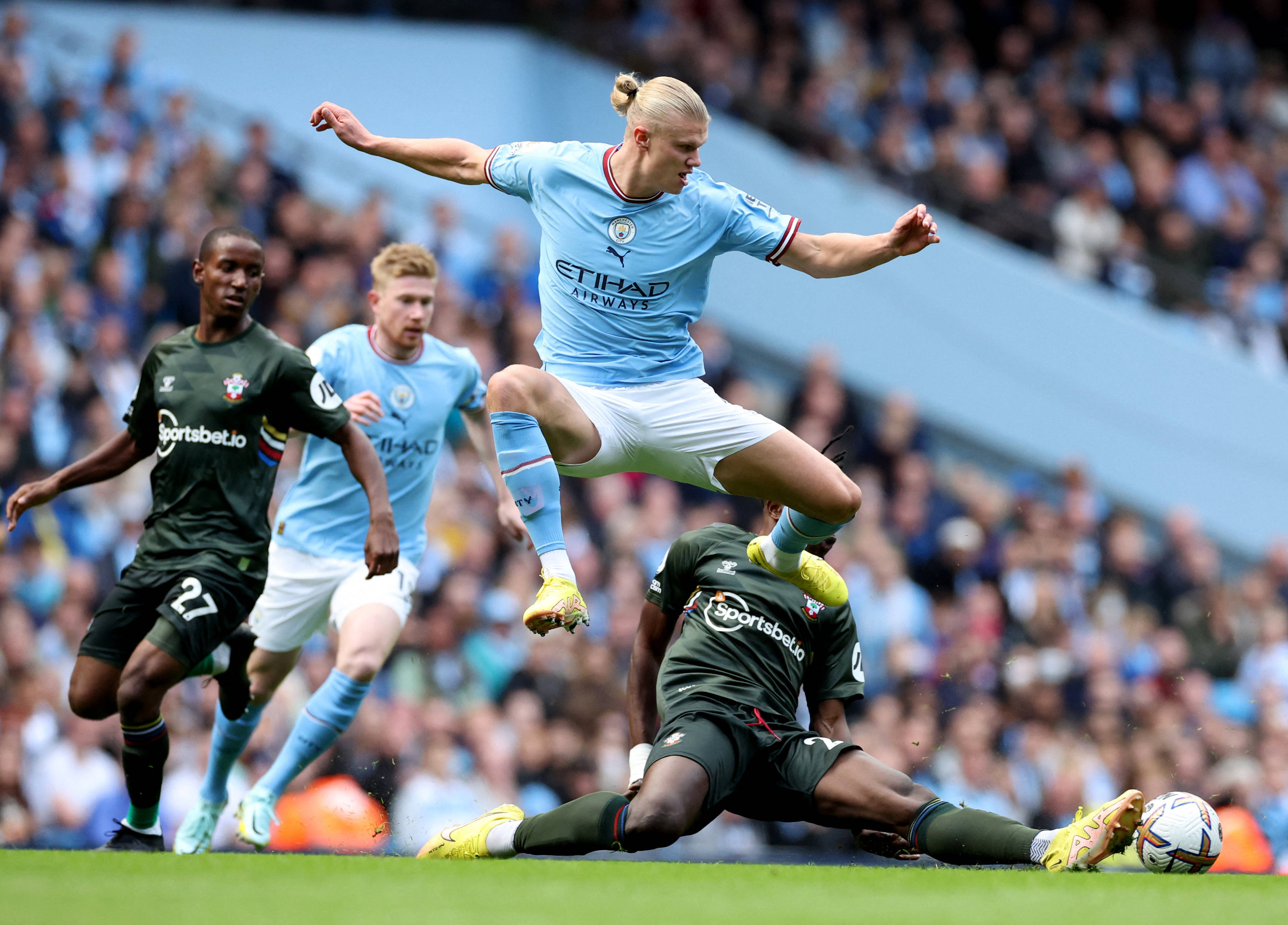 爱游戏体育官网-包含曼城中场组织控制力亮眼赞誉连连的词条